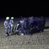 Am späten Samstagabend ist ein 26-Jähriger mit seinem Auto auf der B16 bei Günzburg von der Straße abgekommen. In einer leichten Linkskurve kam das Auto nach rechts von der Fahrbahn ab. Dort streifte es erst einen Baum und überschlug sich dann in einem angrenzenden Acker, bevor es auf der Seite liegen blieb. 
Nur leichte VerletzungenDer Fahrer war alleine in seinem Auto. Ersthelfer konnten ihn aus dem völlig zerstörten Fahrzeug bergen. Der Mann wurde trotz dem Totalschaden an seinem Auto nur leicht verletzt und mit dem Rettungswagen in ein Krankenhaus gebracht.Verdacht auf AlkoholBei dem Verkehrsunfall entstand ein geschätzter Sachschaden von 3.500 Euro. Bei der Unfallaufnahme ergab "der Verdacht, dass der Fahrer alkoholisiert sei und deshalb von der Fahrbahn abgekommen ist", heißt es im Polizeibericht. Die Polizei hat eine Blutentnahme veranlasst.