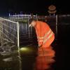 Große Gewitterzellen sind am Freitagabend und in der Nacht zum Samstag wieder über das Allgäu gezogen. Tausende Blitze erhellten den Allgäuer Nachthimmel, verbunden mit plötzlichem Starkregen und Wind. In Wangen im Allgäu wurden Straßen überflutet, Keller und Garagen liefen teilweise voll Wasser und mussten von der Feuerwehr wieder ausgepumpt werden. Im Landkreis Lindau fielen innerhalb kürzester Zeit rund 80 Liter Regen pro Quadratmeter. 
[video]https://www.youtube.com/watch?v=QHIimoIQRKs[/video]
In der Gemeinde Weißensberg stand das Wasser an einzelnen Stellen der Bundesstraße 12 bei Wildberg über Kniehöhe. Grund: Die Gullys konnten das viele Wasser nicht mehr abtransportieren. Die Bundesstraße kurz vor der A96 musste gesperrt werden - auch eine Obstplantage stand komplett unter Wasser. Die Feuerwehr war im Dauereinsatz, um in dem Ort das Wasser abzupumpen. Bei Bad Hindelang fiel der Strom durch einen Blitzeinschlag in eine Leitung aus.
Allgäu: Autofahrer zu schnell bei Regen unterwegs - mehrere Unfälle
