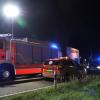 Am späten Samstagabend ist ein 26-Jähriger mit seinem Auto auf der B16 bei Günzburg von der Straße abgekommen. In einer leichten Linkskurve kam das Auto nach rechts von der Fahrbahn ab. Dort streifte es erst einen Baum und überschlug sich dann in einem angrenzenden Acker, bevor es auf der Seite liegen blieb. 
Nur leichte VerletzungenDer Fahrer war alleine in seinem Auto. Ersthelfer konnten ihn aus dem völlig zerstörten Fahrzeug bergen. Der Mann wurde trotz dem Totalschaden an seinem Auto nur leicht verletzt und mit dem Rettungswagen in ein Krankenhaus gebracht.Verdacht auf AlkoholBei dem Verkehrsunfall entstand ein geschätzter Sachschaden von 3.500 Euro. Bei der Unfallaufnahme ergab "der Verdacht, dass der Fahrer alkoholisiert sei und deshalb von der Fahrbahn abgekommen ist", heißt es im Polizeibericht. Die Polizei hat eine Blutentnahme veranlasst.