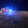 Am späten Samstagabend ist ein 26-Jähriger mit seinem Auto auf der B16 bei Günzburg von der Straße abgekommen. In einer leichten Linkskurve kam das Auto nach rechts von der Fahrbahn ab. Dort streifte es erst einen Baum und überschlug sich dann in einem angrenzenden Acker, bevor es auf der Seite liegen blieb. 
Nur leichte VerletzungenDer Fahrer war alleine in seinem Auto. Ersthelfer konnten ihn aus dem völlig zerstörten Fahrzeug bergen. Der Mann wurde trotz dem Totalschaden an seinem Auto nur leicht verletzt und mit dem Rettungswagen in ein Krankenhaus gebracht.Verdacht auf AlkoholBei dem Verkehrsunfall entstand ein geschätzter Sachschaden von 3.500 Euro. Bei der Unfallaufnahme ergab "der Verdacht, dass der Fahrer alkoholisiert sei und deshalb von der Fahrbahn abgekommen ist", heißt es im Polizeibericht. Die Polizei hat eine Blutentnahme veranlasst.