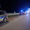 Am späten Samstagabend ist ein 26-Jähriger mit seinem Auto auf der B16 bei Günzburg von der Straße abgekommen. In einer leichten Linkskurve kam das Auto nach rechts von der Fahrbahn ab. Dort streifte es erst einen Baum und überschlug sich dann in einem angrenzenden Acker, bevor es auf der Seite liegen blieb. 
Nur leichte VerletzungenDer Fahrer war alleine in seinem Auto. Ersthelfer konnten ihn aus dem völlig zerstörten Fahrzeug bergen. Der Mann wurde trotz dem Totalschaden an seinem Auto nur leicht verletzt und mit dem Rettungswagen in ein Krankenhaus gebracht.Verdacht auf AlkoholBei dem Verkehrsunfall entstand ein geschätzter Sachschaden von 3.500 Euro. Bei der Unfallaufnahme ergab "der Verdacht, dass der Fahrer alkoholisiert sei und deshalb von der Fahrbahn abgekommen ist", heißt es im Polizeibericht. Die Polizei hat eine Blutentnahme veranlasst.