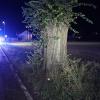 Am späten Samstagabend ist ein 26-Jähriger mit seinem Auto auf der B16 bei Günzburg von der Straße abgekommen. In einer leichten Linkskurve kam das Auto nach rechts von der Fahrbahn ab. Dort streifte es erst einen Baum und überschlug sich dann in einem angrenzenden Acker, bevor es auf der Seite liegen blieb. 
Nur leichte VerletzungenDer Fahrer war alleine in seinem Auto. Ersthelfer konnten ihn aus dem völlig zerstörten Fahrzeug bergen. Der Mann wurde trotz dem Totalschaden an seinem Auto nur leicht verletzt und mit dem Rettungswagen in ein Krankenhaus gebracht.Verdacht auf AlkoholBei dem Verkehrsunfall entstand ein geschätzter Sachschaden von 3.500 Euro. Bei der Unfallaufnahme ergab "der Verdacht, dass der Fahrer alkoholisiert sei und deshalb von der Fahrbahn abgekommen ist", heißt es im Polizeibericht. Die Polizei hat eine Blutentnahme veranlasst.