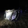 Am späten Samstagabend ist ein 26-Jähriger mit seinem Auto auf der B16 bei Günzburg von der Straße abgekommen. In einer leichten Linkskurve kam das Auto nach rechts von der Fahrbahn ab. Dort streifte es erst einen Baum und überschlug sich dann in einem angrenzenden Acker, bevor es auf der Seite liegen blieb. 
Nur leichte VerletzungenDer Fahrer war alleine in seinem Auto. Ersthelfer konnten ihn aus dem völlig zerstörten Fahrzeug bergen. Der Mann wurde trotz dem Totalschaden an seinem Auto nur leicht verletzt und mit dem Rettungswagen in ein Krankenhaus gebracht.Verdacht auf AlkoholBei dem Verkehrsunfall entstand ein geschätzter Sachschaden von 3.500 Euro. Bei der Unfallaufnahme ergab "der Verdacht, dass der Fahrer alkoholisiert sei und deshalb von der Fahrbahn abgekommen ist", heißt es im Polizeibericht. Die Polizei hat eine Blutentnahme veranlasst.