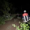 Große Gewitterzellen sind am Freitagabend und in der Nacht zum Samstag wieder über das Allgäu gezogen. Tausende Blitze erhellten den Allgäuer Nachthimmel, verbunden mit plötzlichem Starkregen und Wind. In Wangen im Allgäu wurden Straßen überflutet, Keller und Garagen liefen teilweise voll Wasser und mussten von der Feuerwehr wieder ausgepumpt werden. Im Landkreis Lindau fielen innerhalb kürzester Zeit rund 80 Liter Regen pro Quadratmeter. 
[video]https://www.youtube.com/watch?v=QHIimoIQRKs[/video]
In der Gemeinde Weißensberg stand das Wasser an einzelnen Stellen der Bundesstraße 12 bei Wildberg über Kniehöhe. Grund: Die Gullys konnten das viele Wasser nicht mehr abtransportieren. Die Bundesstraße kurz vor der A96 musste gesperrt werden - auch eine Obstplantage stand komplett unter Wasser. Die Feuerwehr war im Dauereinsatz, um in dem Ort das Wasser abzupumpen. Bei Bad Hindelang fiel der Strom durch einen Blitzeinschlag in eine Leitung aus.
Allgäu: Autofahrer zu schnell bei Regen unterwegs - mehrere Unfälle