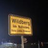 Große Gewitterzellen sind am Freitagabend und in der Nacht zum Samstag wieder über das Allgäu gezogen. Tausende Blitze erhellten den Allgäuer Nachthimmel, verbunden mit plötzlichem Starkregen und Wind. In Wangen im Allgäu wurden Straßen überflutet, Keller und Garagen liefen teilweise voll Wasser und mussten von der Feuerwehr wieder ausgepumpt werden. Im Landkreis Lindau fielen innerhalb kürzester Zeit rund 80 Liter Regen pro Quadratmeter. 
[video]https://www.youtube.com/watch?v=QHIimoIQRKs[/video]
In der Gemeinde Weißensberg stand das Wasser an einzelnen Stellen der Bundesstraße 12 bei Wildberg über Kniehöhe. Grund: Die Gullys konnten das viele Wasser nicht mehr abtransportieren. Die Bundesstraße kurz vor der A96 musste gesperrt werden - auch eine Obstplantage stand komplett unter Wasser. Die Feuerwehr war im Dauereinsatz, um in dem Ort das Wasser abzupumpen. Bei Bad Hindelang fiel der Strom durch einen Blitzeinschlag in eine Leitung aus.
Allgäu: Autofahrer zu schnell bei Regen unterwegs - mehrere Unfälle