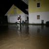 Große Gewitterzellen sind am Freitagabend und in der Nacht zum Samstag wieder über das Allgäu gezogen. Tausende Blitze erhellten den Allgäuer Nachthimmel, verbunden mit plötzlichem Starkregen und Wind. In Wangen im Allgäu wurden Straßen überflutet, Keller und Garagen liefen teilweise voll Wasser und mussten von der Feuerwehr wieder ausgepumpt werden. Im Landkreis Lindau fielen innerhalb kürzester Zeit rund 80 Liter Regen pro Quadratmeter. 
[video]https://www.youtube.com/watch?v=QHIimoIQRKs[/video]
In der Gemeinde Weißensberg stand das Wasser an einzelnen Stellen der Bundesstraße 12 bei Wildberg über Kniehöhe. Grund: Die Gullys konnten das viele Wasser nicht mehr abtransportieren. Die Bundesstraße kurz vor der A96 musste gesperrt werden - auch eine Obstplantage stand komplett unter Wasser. Die Feuerwehr war im Dauereinsatz, um in dem Ort das Wasser abzupumpen. Bei Bad Hindelang fiel der Strom durch einen Blitzeinschlag in eine Leitung aus.
Allgäu: Autofahrer zu schnell bei Regen unterwegs - mehrere Unfälle