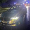 Große Gewitterzellen sind am Freitagabend und in der Nacht zum Samstag wieder über das Allgäu gezogen. Tausende Blitze erhellten den Allgäuer Nachthimmel, verbunden mit plötzlichem Starkregen und Wind. In Wangen im Allgäu wurden Straßen überflutet, Keller und Garagen liefen teilweise voll Wasser und mussten von der Feuerwehr wieder ausgepumpt werden. Im Landkreis Lindau fielen innerhalb kürzester Zeit rund 80 Liter Regen pro Quadratmeter. 
[video]https://www.youtube.com/watch?v=QHIimoIQRKs[/video]
In der Gemeinde Weißensberg stand das Wasser an einzelnen Stellen der Bundesstraße 12 bei Wildberg über Kniehöhe. Grund: Die Gullys konnten das viele Wasser nicht mehr abtransportieren. Die Bundesstraße kurz vor der A96 musste gesperrt werden - auch eine Obstplantage stand komplett unter Wasser. Die Feuerwehr war im Dauereinsatz, um in dem Ort das Wasser abzupumpen. Bei Bad Hindelang fiel der Strom durch einen Blitzeinschlag in eine Leitung aus.
Allgäu: Autofahrer zu schnell bei Regen unterwegs - mehrere Unfälle