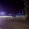Am späten Samstagabend ist ein 26-Jähriger mit seinem Auto auf der B16 bei Günzburg von der Straße abgekommen. In einer leichten Linkskurve kam das Auto nach rechts von der Fahrbahn ab. Dort streifte es erst einen Baum und überschlug sich dann in einem angrenzenden Acker, bevor es auf der Seite liegen blieb. 
Nur leichte VerletzungenDer Fahrer war alleine in seinem Auto. Ersthelfer konnten ihn aus dem völlig zerstörten Fahrzeug bergen. Der Mann wurde trotz dem Totalschaden an seinem Auto nur leicht verletzt und mit dem Rettungswagen in ein Krankenhaus gebracht.Verdacht auf AlkoholBei dem Verkehrsunfall entstand ein geschätzter Sachschaden von 3.500 Euro. Bei der Unfallaufnahme ergab "der Verdacht, dass der Fahrer alkoholisiert sei und deshalb von der Fahrbahn abgekommen ist", heißt es im Polizeibericht. Die Polizei hat eine Blutentnahme veranlasst.