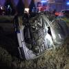 Am späten Samstagabend ist ein 26-Jähriger mit seinem Auto auf der B16 bei Günzburg von der Straße abgekommen. In einer leichten Linkskurve kam das Auto nach rechts von der Fahrbahn ab. Dort streifte es erst einen Baum und überschlug sich dann in einem angrenzenden Acker, bevor es auf der Seite liegen blieb. 
Nur leichte VerletzungenDer Fahrer war alleine in seinem Auto. Ersthelfer konnten ihn aus dem völlig zerstörten Fahrzeug bergen. Der Mann wurde trotz dem Totalschaden an seinem Auto nur leicht verletzt und mit dem Rettungswagen in ein Krankenhaus gebracht.Verdacht auf AlkoholBei dem Verkehrsunfall entstand ein geschätzter Sachschaden von 3.500 Euro. Bei der Unfallaufnahme ergab "der Verdacht, dass der Fahrer alkoholisiert sei und deshalb von der Fahrbahn abgekommen ist", heißt es im Polizeibericht. Die Polizei hat eine Blutentnahme veranlasst.