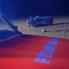 Am späten Samstagabend ist ein 26-Jähriger mit seinem Auto auf der B16 bei Günzburg von der Straße abgekommen. In einer leichten Linkskurve kam das Auto nach rechts von der Fahrbahn ab. Dort streifte es erst einen Baum und überschlug sich dann in einem angrenzenden Acker, bevor es auf der Seite liegen blieb. 
Nur leichte VerletzungenDer Fahrer war alleine in seinem Auto. Ersthelfer konnten ihn aus dem völlig zerstörten Fahrzeug bergen. Der Mann wurde trotz dem Totalschaden an seinem Auto nur leicht verletzt und mit dem Rettungswagen in ein Krankenhaus gebracht.Verdacht auf AlkoholBei dem Verkehrsunfall entstand ein geschätzter Sachschaden von 3.500 Euro. Bei der Unfallaufnahme ergab "der Verdacht, dass der Fahrer alkoholisiert sei und deshalb von der Fahrbahn abgekommen ist", heißt es im Polizeibericht. Die Polizei hat eine Blutentnahme veranlasst.