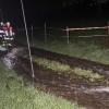 Große Gewitterzellen sind am Freitagabend und in der Nacht zum Samstag wieder über das Allgäu gezogen. Tausende Blitze erhellten den Allgäuer Nachthimmel, verbunden mit plötzlichem Starkregen und Wind. In Wangen im Allgäu wurden Straßen überflutet, Keller und Garagen liefen teilweise voll Wasser und mussten von der Feuerwehr wieder ausgepumpt werden. Im Landkreis Lindau fielen innerhalb kürzester Zeit rund 80 Liter Regen pro Quadratmeter. 
[video]https://www.youtube.com/watch?v=QHIimoIQRKs[/video]
In der Gemeinde Weißensberg stand das Wasser an einzelnen Stellen der Bundesstraße 12 bei Wildberg über Kniehöhe. Grund: Die Gullys konnten das viele Wasser nicht mehr abtransportieren. Die Bundesstraße kurz vor der A96 musste gesperrt werden - auch eine Obstplantage stand komplett unter Wasser. Die Feuerwehr war im Dauereinsatz, um in dem Ort das Wasser abzupumpen. Bei Bad Hindelang fiel der Strom durch einen Blitzeinschlag in eine Leitung aus.
Allgäu: Autofahrer zu schnell bei Regen unterwegs - mehrere Unfälle