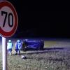 Am späten Samstagabend ist ein 26-Jähriger mit seinem Auto auf der B16 bei Günzburg von der Straße abgekommen. In einer leichten Linkskurve kam das Auto nach rechts von der Fahrbahn ab. Dort streifte es erst einen Baum und überschlug sich dann in einem angrenzenden Acker, bevor es auf der Seite liegen blieb. 
Nur leichte VerletzungenDer Fahrer war alleine in seinem Auto. Ersthelfer konnten ihn aus dem völlig zerstörten Fahrzeug bergen. Der Mann wurde trotz dem Totalschaden an seinem Auto nur leicht verletzt und mit dem Rettungswagen in ein Krankenhaus gebracht.Verdacht auf AlkoholBei dem Verkehrsunfall entstand ein geschätzter Sachschaden von 3.500 Euro. Bei der Unfallaufnahme ergab "der Verdacht, dass der Fahrer alkoholisiert sei und deshalb von der Fahrbahn abgekommen ist", heißt es im Polizeibericht. Die Polizei hat eine Blutentnahme veranlasst.