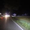 Am späten Samstagabend ist ein 26-Jähriger mit seinem Auto auf der B16 bei Günzburg von der Straße abgekommen. In einer leichten Linkskurve kam das Auto nach rechts von der Fahrbahn ab. Dort streifte es erst einen Baum und überschlug sich dann in einem angrenzenden Acker, bevor es auf der Seite liegen blieb. 
Nur leichte VerletzungenDer Fahrer war alleine in seinem Auto. Ersthelfer konnten ihn aus dem völlig zerstörten Fahrzeug bergen. Der Mann wurde trotz dem Totalschaden an seinem Auto nur leicht verletzt und mit dem Rettungswagen in ein Krankenhaus gebracht.Verdacht auf AlkoholBei dem Verkehrsunfall entstand ein geschätzter Sachschaden von 3.500 Euro. Bei der Unfallaufnahme ergab "der Verdacht, dass der Fahrer alkoholisiert sei und deshalb von der Fahrbahn abgekommen ist", heißt es im Polizeibericht. Die Polizei hat eine Blutentnahme veranlasst.