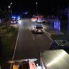 Am späten Samstagabend ist ein 26-Jähriger mit seinem Auto auf der B16 bei Günzburg von der Straße abgekommen. In einer leichten Linkskurve kam das Auto nach rechts von der Fahrbahn ab. Dort streifte es erst einen Baum und überschlug sich dann in einem angrenzenden Acker, bevor es auf der Seite liegen blieb. 
Nur leichte VerletzungenDer Fahrer war alleine in seinem Auto. Ersthelfer konnten ihn aus dem völlig zerstörten Fahrzeug bergen. Der Mann wurde trotz dem Totalschaden an seinem Auto nur leicht verletzt und mit dem Rettungswagen in ein Krankenhaus gebracht.Verdacht auf AlkoholBei dem Verkehrsunfall entstand ein geschätzter Sachschaden von 3.500 Euro. Bei der Unfallaufnahme ergab "der Verdacht, dass der Fahrer alkoholisiert sei und deshalb von der Fahrbahn abgekommen ist", heißt es im Polizeibericht. Die Polizei hat eine Blutentnahme veranlasst.