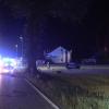 Am späten Samstagabend ist ein 26-Jähriger mit seinem Auto auf der B16 bei Günzburg von der Straße abgekommen. In einer leichten Linkskurve kam das Auto nach rechts von der Fahrbahn ab. Dort streifte es erst einen Baum und überschlug sich dann in einem angrenzenden Acker, bevor es auf der Seite liegen blieb. 
Nur leichte VerletzungenDer Fahrer war alleine in seinem Auto. Ersthelfer konnten ihn aus dem völlig zerstörten Fahrzeug bergen. Der Mann wurde trotz dem Totalschaden an seinem Auto nur leicht verletzt und mit dem Rettungswagen in ein Krankenhaus gebracht.Verdacht auf AlkoholBei dem Verkehrsunfall entstand ein geschätzter Sachschaden von 3.500 Euro. Bei der Unfallaufnahme ergab "der Verdacht, dass der Fahrer alkoholisiert sei und deshalb von der Fahrbahn abgekommen ist", heißt es im Polizeibericht. Die Polizei hat eine Blutentnahme veranlasst.
