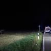 Am späten Samstagabend ist ein 26-Jähriger mit seinem Auto auf der B16 bei Günzburg von der Straße abgekommen. In einer leichten Linkskurve kam das Auto nach rechts von der Fahrbahn ab. Dort streifte es erst einen Baum und überschlug sich dann in einem angrenzenden Acker, bevor es auf der Seite liegen blieb. 
Nur leichte VerletzungenDer Fahrer war alleine in seinem Auto. Ersthelfer konnten ihn aus dem völlig zerstörten Fahrzeug bergen. Der Mann wurde trotz dem Totalschaden an seinem Auto nur leicht verletzt und mit dem Rettungswagen in ein Krankenhaus gebracht.Verdacht auf AlkoholBei dem Verkehrsunfall entstand ein geschätzter Sachschaden von 3.500 Euro. Bei der Unfallaufnahme ergab "der Verdacht, dass der Fahrer alkoholisiert sei und deshalb von der Fahrbahn abgekommen ist", heißt es im Polizeibericht. Die Polizei hat eine Blutentnahme veranlasst.