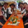 Am Sonntag kam die Sonne zurück auf die Festwoche. Nach zwei Tagen Regen konnten die Besucherinnen und Besucher zum Abschluss nochmal bei strahlend blauem Himmel die Allgäuer Festwoche genießen. Viele gönnten sich ein Eis. Lange Schlangen bildeten sich vor den Fahrgeschäften hinter dem Festzelt, wo nicht nur die Schützenvereine ein wohlverdientes Bier genossen.
Allgäuer Festwoche 2022: OB Kiechle "überglücklich"!