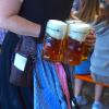 Am Sonntag kam die Sonne zurück auf die Festwoche. Nach zwei Tagen Regen konnten die Besucherinnen und Besucher zum Abschluss nochmal bei strahlend blauem Himmel die Allgäuer Festwoche genießen. Viele gönnten sich ein Eis. Lange Schlangen bildeten sich vor den Fahrgeschäften hinter dem Festzelt, wo nicht nur die Schützenvereine ein wohlverdientes Bier genossen.
Allgäuer Festwoche 2022: OB Kiechle "überglücklich"!