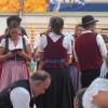 Am Sonntag kam die Sonne zurück auf die Festwoche. Nach zwei Tagen Regen konnten die Besucherinnen und Besucher zum Abschluss nochmal bei strahlend blauem Himmel die Allgäuer Festwoche genießen. Viele gönnten sich ein Eis. Lange Schlangen bildeten sich vor den Fahrgeschäften hinter dem Festzelt, wo nicht nur die Schützenvereine ein wohlverdientes Bier genossen.
Allgäuer Festwoche 2022: OB Kiechle "überglücklich"!