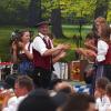 Am Sonntag kam die Sonne zurück auf die Festwoche. Nach zwei Tagen Regen konnten die Besucherinnen und Besucher zum Abschluss nochmal bei strahlend blauem Himmel die Allgäuer Festwoche genießen. Viele gönnten sich ein Eis. Lange Schlangen bildeten sich vor den Fahrgeschäften hinter dem Festzelt, wo nicht nur die Schützenvereine ein wohlverdientes Bier genossen.
Allgäuer Festwoche 2022: OB Kiechle "überglücklich"!