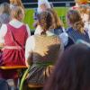 Am Sonntag kam die Sonne zurück auf die Festwoche. Nach zwei Tagen Regen konnten die Besucherinnen und Besucher zum Abschluss nochmal bei strahlend blauem Himmel die Allgäuer Festwoche genießen. Viele gönnten sich ein Eis. Lange Schlangen bildeten sich vor den Fahrgeschäften hinter dem Festzelt, wo nicht nur die Schützenvereine ein wohlverdientes Bier genossen.
Allgäuer Festwoche 2022: OB Kiechle "überglücklich"!