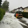 +++Update 20:30 Uhr+++Die Unwetter-Bilanz der Allgäuer Polizei: Zunächst die wichtigste Nachricht! "Personenschäden sind bisher nicht bekannt geworden", heißt es im vorläufigen Polizeibericht zu den Unwettern am Pfingst-Sonntag. Über 50 Einsätze gab es für Polizei und Feuerwehr im Bereich des Polizeipräsidiums Schwaben Süd-West, die meisten zwischen 15 und 16 Uhr.
[embedcode=y8dp632ks9f][/embedcode]Ikarus-Festival sicherheitshalber unterbrochenAuswirkung hatte die Unwetterwarnung auch auf das "IKARUS-Festival" im Bereich des Allgäu Airports in Memmingen. Die Veranstaltung aus Sicherheitsgründen unterbrochen. Für gut eine Stunde spielten keine Bands und DJ's. Die Gäste wurden gebeten sich nicht zu ihren Zelten, sondern - als sicherere Variante - in ihre Autos zu begeben. Einige Gäste sind daraufhin abgereist. Letztlich blieb die Region aber glücklicherweise, außer stärkerem Regen, von schwereren Unwetterauswirkungen verschont. Ab 16 Uhr begannen die DJ’s wieder zu spielen.Hier ein paar Einsatzhighlights, ohne Anspruch auf Vollständigkeit:In Biessenhofen blieb ein Auto in einer vollgelaufenen Unterführung stecken, die Personen wurden unverletzt von der Feuerwehr befreit.In Immenstadt blieben die Gondeln der Mittagbahn aufgrund der Unwetters stehen, 4 Personen wurden unverletzt herausgeholt.Im Westallgäu, Bereich Weiler-Simmerberg, fiel eine große Menge an relativ kleinkörnigem Hagel. Straßen und Flächen wirkten schneebedeckt. Schäden wurden dadurch nicht gemeldet.Im Bereich Waltenhofen bei Schwangau schlug der Blitz in ein Gebäude. Rauchentwicklung wurde mitgeteilt - die Feuerwehr meldete aber nur geringe Beschädigungen.[embedcode=aouuya2c7fk][/embedcode]
Ursprungsmeldung:DieUnwetter-Warnung des Deutschen Wetter-Dienstes (DWD) hat sich einmal mehr bewahrheitet: Ein starkes Gewitter, teils mit Starkregen und Hagel, fegte am Nachmittag des Pfingstsonntag durch das Allgäu. Während manche Ortschaften verschont blieben, war beispielsweise in Immenstadt die Feuerwehr mehrfach im Einsatz. Ein Baum ist auf ein Auto gekracht. Mehrere Bäume sind umgefallen. An einer Immenstädter Kirche hat es Ziegeln vom Dach geweht.Westallgäu: Hagel!In Wangen im Westallgäu hat es gehagelt, auch hier mehrere Feuerwehr-Einsätze. Der Hagel hat Wangen zum Teil in eine Art "Winterlandschaft" verwandelt.Das sagt die Polizei:Die Einsatzzentrale der Polizei hat gegenüberall-in.de bestätigt, dass es vor allem im südlichen Oberallgäu und im Westallgäu einige Einsätze gab mit einem Schwerpunkt auf den Regionen Immenstadt, Waltenhofen und Wangen. Es sei "lange ziemlich zuggegangen", so ein Polizeisprecher, jetzt würde sich die Lage aber beruhigen. Genauere Angaben zu den Einsätzen hat die Polizei noch nicht gemacht, mit ausführlicheren Informationen wird im Laufe des Abends gerechnet. Ikarus unterbrochen - sicherheitshalber!Die Veranstalter haben das Ikarus-Festival in Memmingen aus Sicherheitsgründen bis ca. 17 Uhr unterbrochen. Besucherinnen und Besucher wurden gebeten, den Anweisungen Folge zu leisten und sich in Sicherheit zu bringen.
[embedcode=ul8a8ens10r][/embedcode]