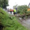+++Update 20:30 Uhr+++Die Unwetter-Bilanz der Allgäuer Polizei: Zunächst die wichtigste Nachricht! "Personenschäden sind bisher nicht bekannt geworden", heißt es im vorläufigen Polizeibericht zu den Unwettern am Pfingst-Sonntag. Über 50 Einsätze gab es für Polizei und Feuerwehr im Bereich des Polizeipräsidiums Schwaben Süd-West, die meisten zwischen 15 und 16 Uhr.
[embedcode=y8dp632ks9f][/embedcode]Ikarus-Festival sicherheitshalber unterbrochenAuswirkung hatte die Unwetterwarnung auch auf das "IKARUS-Festival" im Bereich des Allgäu Airports in Memmingen. Die Veranstaltung aus Sicherheitsgründen unterbrochen. Für gut eine Stunde spielten keine Bands und DJ's. Die Gäste wurden gebeten sich nicht zu ihren Zelten, sondern - als sicherere Variante - in ihre Autos zu begeben. Einige Gäste sind daraufhin abgereist. Letztlich blieb die Region aber glücklicherweise, außer stärkerem Regen, von schwereren Unwetterauswirkungen verschont. Ab 16 Uhr begannen die DJ’s wieder zu spielen.Hier ein paar Einsatzhighlights, ohne Anspruch auf Vollständigkeit:In Biessenhofen blieb ein Auto in einer vollgelaufenen Unterführung stecken, die Personen wurden unverletzt von der Feuerwehr befreit.In Immenstadt blieben die Gondeln der Mittagbahn aufgrund der Unwetters stehen, 4 Personen wurden unverletzt herausgeholt.Im Westallgäu, Bereich Weiler-Simmerberg, fiel eine große Menge an relativ kleinkörnigem Hagel. Straßen und Flächen wirkten schneebedeckt. Schäden wurden dadurch nicht gemeldet.Im Bereich Waltenhofen bei Schwangau schlug der Blitz in ein Gebäude. Rauchentwicklung wurde mitgeteilt - die Feuerwehr meldete aber nur geringe Beschädigungen.[embedcode=aouuya2c7fk][/embedcode]
Ursprungsmeldung:DieUnwetter-Warnung des Deutschen Wetter-Dienstes (DWD) hat sich einmal mehr bewahrheitet: Ein starkes Gewitter, teils mit Starkregen und Hagel, fegte am Nachmittag des Pfingstsonntag durch das Allgäu. Während manche Ortschaften verschont blieben, war beispielsweise in Immenstadt die Feuerwehr mehrfach im Einsatz. Ein Baum ist auf ein Auto gekracht. Mehrere Bäume sind umgefallen. An einer Immenstädter Kirche hat es Ziegeln vom Dach geweht.Westallgäu: Hagel!In Wangen im Westallgäu hat es gehagelt, auch hier mehrere Feuerwehr-Einsätze. Der Hagel hat Wangen zum Teil in eine Art "Winterlandschaft" verwandelt.Das sagt die Polizei:Die Einsatzzentrale der Polizei hat gegenüberall-in.de bestätigt, dass es vor allem im südlichen Oberallgäu und im Westallgäu einige Einsätze gab mit einem Schwerpunkt auf den Regionen Immenstadt, Waltenhofen und Wangen. Es sei "lange ziemlich zuggegangen", so ein Polizeisprecher, jetzt würde sich die Lage aber beruhigen. Genauere Angaben zu den Einsätzen hat die Polizei noch nicht gemacht, mit ausführlicheren Informationen wird im Laufe des Abends gerechnet. Ikarus unterbrochen - sicherheitshalber!Die Veranstalter haben das Ikarus-Festival in Memmingen aus Sicherheitsgründen bis ca. 17 Uhr unterbrochen. Besucherinnen und Besucher wurden gebeten, den Anweisungen Folge zu leisten und sich in Sicherheit zu bringen.
[embedcode=ul8a8ens10r][/embedcode]