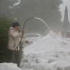 +++Update 20:30 Uhr+++Die Unwetter-Bilanz der Allgäuer Polizei: Zunächst die wichtigste Nachricht! "Personenschäden sind bisher nicht bekannt geworden", heißt es im vorläufigen Polizeibericht zu den Unwettern am Pfingst-Sonntag. Über 50 Einsätze gab es für Polizei und Feuerwehr im Bereich des Polizeipräsidiums Schwaben Süd-West, die meisten zwischen 15 und 16 Uhr.
[embedcode=y8dp632ks9f][/embedcode]Ikarus-Festival sicherheitshalber unterbrochenAuswirkung hatte die Unwetterwarnung auch auf das "IKARUS-Festival" im Bereich des Allgäu Airports in Memmingen. Die Veranstaltung aus Sicherheitsgründen unterbrochen. Für gut eine Stunde spielten keine Bands und DJ's. Die Gäste wurden gebeten sich nicht zu ihren Zelten, sondern - als sicherere Variante - in ihre Autos zu begeben. Einige Gäste sind daraufhin abgereist. Letztlich blieb die Region aber glücklicherweise, außer stärkerem Regen, von schwereren Unwetterauswirkungen verschont. Ab 16 Uhr begannen die DJ’s wieder zu spielen.Hier ein paar Einsatzhighlights, ohne Anspruch auf Vollständigkeit:In Biessenhofen blieb ein Auto in einer vollgelaufenen Unterführung stecken, die Personen wurden unverletzt von der Feuerwehr befreit.In Immenstadt blieben die Gondeln der Mittagbahn aufgrund der Unwetters stehen, 4 Personen wurden unverletzt herausgeholt.Im Westallgäu, Bereich Weiler-Simmerberg, fiel eine große Menge an relativ kleinkörnigem Hagel. Straßen und Flächen wirkten schneebedeckt. Schäden wurden dadurch nicht gemeldet.Im Bereich Waltenhofen bei Schwangau schlug der Blitz in ein Gebäude. Rauchentwicklung wurde mitgeteilt - die Feuerwehr meldete aber nur geringe Beschädigungen.[embedcode=aouuya2c7fk][/embedcode]
Ursprungsmeldung:DieUnwetter-Warnung des Deutschen Wetter-Dienstes (DWD) hat sich einmal mehr bewahrheitet: Ein starkes Gewitter, teils mit Starkregen und Hagel, fegte am Nachmittag des Pfingstsonntag durch das Allgäu. Während manche Ortschaften verschont blieben, war beispielsweise in Immenstadt die Feuerwehr mehrfach im Einsatz. Ein Baum ist auf ein Auto gekracht. Mehrere Bäume sind umgefallen. An einer Immenstädter Kirche hat es Ziegeln vom Dach geweht.Westallgäu: Hagel!In Wangen im Westallgäu hat es gehagelt, auch hier mehrere Feuerwehr-Einsätze. Der Hagel hat Wangen zum Teil in eine Art "Winterlandschaft" verwandelt.Das sagt die Polizei:Die Einsatzzentrale der Polizei hat gegenüberall-in.de bestätigt, dass es vor allem im südlichen Oberallgäu und im Westallgäu einige Einsätze gab mit einem Schwerpunkt auf den Regionen Immenstadt, Waltenhofen und Wangen. Es sei "lange ziemlich zuggegangen", so ein Polizeisprecher, jetzt würde sich die Lage aber beruhigen. Genauere Angaben zu den Einsätzen hat die Polizei noch nicht gemacht, mit ausführlicheren Informationen wird im Laufe des Abends gerechnet. Ikarus unterbrochen - sicherheitshalber!Die Veranstalter haben das Ikarus-Festival in Memmingen aus Sicherheitsgründen bis ca. 17 Uhr unterbrochen. Besucherinnen und Besucher wurden gebeten, den Anweisungen Folge zu leisten und sich in Sicherheit zu bringen.
[embedcode=ul8a8ens10r][/embedcode]