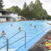Zum Abschluss der letzten Freibadsaison vor dem Umbau hat es am Samstag eine Abschlussparty gegeben. Das Programm für das Freibadfest endete jedoch früher: Aufgrund der unsicheren Wetterprognose für den Abend haben die Verantwortlichen entschieden, die ab 18 Uhr geplante Pool-Party mit DJ abzusagen.
Buntes ProgrammGeboten wurde zum Beispiel Wassergymnastik, Schnuppertauchen, Aqua-Zumba oder Kanu-Schnuppern. Oberbürgermeister Manfred Schilder begrüßte die Gäste, die leider, auf Grund der Wettevorhersage, erst Mittags mit dem Sonnenschein kamen. Hier sehen Sie die Bilder zur Abschlussparty.