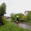 +++Update 20:30 Uhr+++Die Unwetter-Bilanz der Allgäuer Polizei: Zunächst die wichtigste Nachricht! "Personenschäden sind bisher nicht bekannt geworden", heißt es im vorläufigen Polizeibericht zu den Unwettern am Pfingst-Sonntag. Über 50 Einsätze gab es für Polizei und Feuerwehr im Bereich des Polizeipräsidiums Schwaben Süd-West, die meisten zwischen 15 und 16 Uhr.
[embedcode=y8dp632ks9f][/embedcode]Ikarus-Festival sicherheitshalber unterbrochenAuswirkung hatte die Unwetterwarnung auch auf das "IKARUS-Festival" im Bereich des Allgäu Airports in Memmingen. Die Veranstaltung aus Sicherheitsgründen unterbrochen. Für gut eine Stunde spielten keine Bands und DJ's. Die Gäste wurden gebeten sich nicht zu ihren Zelten, sondern - als sicherere Variante - in ihre Autos zu begeben. Einige Gäste sind daraufhin abgereist. Letztlich blieb die Region aber glücklicherweise, außer stärkerem Regen, von schwereren Unwetterauswirkungen verschont. Ab 16 Uhr begannen die DJ’s wieder zu spielen.Hier ein paar Einsatzhighlights, ohne Anspruch auf Vollständigkeit:In Biessenhofen blieb ein Auto in einer vollgelaufenen Unterführung stecken, die Personen wurden unverletzt von der Feuerwehr befreit.In Immenstadt blieben die Gondeln der Mittagbahn aufgrund der Unwetters stehen, 4 Personen wurden unverletzt herausgeholt.Im Westallgäu, Bereich Weiler-Simmerberg, fiel eine große Menge an relativ kleinkörnigem Hagel. Straßen und Flächen wirkten schneebedeckt. Schäden wurden dadurch nicht gemeldet.Im Bereich Waltenhofen bei Schwangau schlug der Blitz in ein Gebäude. Rauchentwicklung wurde mitgeteilt - die Feuerwehr meldete aber nur geringe Beschädigungen.[embedcode=aouuya2c7fk][/embedcode]
Ursprungsmeldung:DieUnwetter-Warnung des Deutschen Wetter-Dienstes (DWD) hat sich einmal mehr bewahrheitet: Ein starkes Gewitter, teils mit Starkregen und Hagel, fegte am Nachmittag des Pfingstsonntag durch das Allgäu. Während manche Ortschaften verschont blieben, war beispielsweise in Immenstadt die Feuerwehr mehrfach im Einsatz. Ein Baum ist auf ein Auto gekracht. Mehrere Bäume sind umgefallen. An einer Immenstädter Kirche hat es Ziegeln vom Dach geweht.Westallgäu: Hagel!In Wangen im Westallgäu hat es gehagelt, auch hier mehrere Feuerwehr-Einsätze. Der Hagel hat Wangen zum Teil in eine Art "Winterlandschaft" verwandelt.Das sagt die Polizei:Die Einsatzzentrale der Polizei hat gegenüberall-in.de bestätigt, dass es vor allem im südlichen Oberallgäu und im Westallgäu einige Einsätze gab mit einem Schwerpunkt auf den Regionen Immenstadt, Waltenhofen und Wangen. Es sei "lange ziemlich zuggegangen", so ein Polizeisprecher, jetzt würde sich die Lage aber beruhigen. Genauere Angaben zu den Einsätzen hat die Polizei noch nicht gemacht, mit ausführlicheren Informationen wird im Laufe des Abends gerechnet. Ikarus unterbrochen - sicherheitshalber!Die Veranstalter haben das Ikarus-Festival in Memmingen aus Sicherheitsgründen bis ca. 17 Uhr unterbrochen. Besucherinnen und Besucher wurden gebeten, den Anweisungen Folge zu leisten und sich in Sicherheit zu bringen.
[embedcode=ul8a8ens10r][/embedcode]