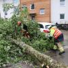 +++Update 20:30 Uhr+++Die Unwetter-Bilanz der Allgäuer Polizei: Zunächst die wichtigste Nachricht! "Personenschäden sind bisher nicht bekannt geworden", heißt es im vorläufigen Polizeibericht zu den Unwettern am Pfingst-Sonntag. Über 50 Einsätze gab es für Polizei und Feuerwehr im Bereich des Polizeipräsidiums Schwaben Süd-West, die meisten zwischen 15 und 16 Uhr.
[embedcode=y8dp632ks9f][/embedcode]Ikarus-Festival sicherheitshalber unterbrochenAuswirkung hatte die Unwetterwarnung auch auf das "IKARUS-Festival" im Bereich des Allgäu Airports in Memmingen. Die Veranstaltung aus Sicherheitsgründen unterbrochen. Für gut eine Stunde spielten keine Bands und DJ's. Die Gäste wurden gebeten sich nicht zu ihren Zelten, sondern - als sicherere Variante - in ihre Autos zu begeben. Einige Gäste sind daraufhin abgereist. Letztlich blieb die Region aber glücklicherweise, außer stärkerem Regen, von schwereren Unwetterauswirkungen verschont. Ab 16 Uhr begannen die DJ’s wieder zu spielen.Hier ein paar Einsatzhighlights, ohne Anspruch auf Vollständigkeit:In Biessenhofen blieb ein Auto in einer vollgelaufenen Unterführung stecken, die Personen wurden unverletzt von der Feuerwehr befreit.In Immenstadt blieben die Gondeln der Mittagbahn aufgrund der Unwetters stehen, 4 Personen wurden unverletzt herausgeholt.Im Westallgäu, Bereich Weiler-Simmerberg, fiel eine große Menge an relativ kleinkörnigem Hagel. Straßen und Flächen wirkten schneebedeckt. Schäden wurden dadurch nicht gemeldet.Im Bereich Waltenhofen bei Schwangau schlug der Blitz in ein Gebäude. Rauchentwicklung wurde mitgeteilt - die Feuerwehr meldete aber nur geringe Beschädigungen.[embedcode=aouuya2c7fk][/embedcode]
Ursprungsmeldung:DieUnwetter-Warnung des Deutschen Wetter-Dienstes (DWD) hat sich einmal mehr bewahrheitet: Ein starkes Gewitter, teils mit Starkregen und Hagel, fegte am Nachmittag des Pfingstsonntag durch das Allgäu. Während manche Ortschaften verschont blieben, war beispielsweise in Immenstadt die Feuerwehr mehrfach im Einsatz. Ein Baum ist auf ein Auto gekracht. Mehrere Bäume sind umgefallen. An einer Immenstädter Kirche hat es Ziegeln vom Dach geweht.Westallgäu: Hagel!In Wangen im Westallgäu hat es gehagelt, auch hier mehrere Feuerwehr-Einsätze. Der Hagel hat Wangen zum Teil in eine Art "Winterlandschaft" verwandelt.Das sagt die Polizei:Die Einsatzzentrale der Polizei hat gegenüberall-in.de bestätigt, dass es vor allem im südlichen Oberallgäu und im Westallgäu einige Einsätze gab mit einem Schwerpunkt auf den Regionen Immenstadt, Waltenhofen und Wangen. Es sei "lange ziemlich zuggegangen", so ein Polizeisprecher, jetzt würde sich die Lage aber beruhigen. Genauere Angaben zu den Einsätzen hat die Polizei noch nicht gemacht, mit ausführlicheren Informationen wird im Laufe des Abends gerechnet. Ikarus unterbrochen - sicherheitshalber!Die Veranstalter haben das Ikarus-Festival in Memmingen aus Sicherheitsgründen bis ca. 17 Uhr unterbrochen. Besucherinnen und Besucher wurden gebeten, den Anweisungen Folge zu leisten und sich in Sicherheit zu bringen.
[embedcode=ul8a8ens10r][/embedcode]