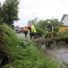 +++Update 20:30 Uhr+++Die Unwetter-Bilanz der Allgäuer Polizei: Zunächst die wichtigste Nachricht! "Personenschäden sind bisher nicht bekannt geworden", heißt es im vorläufigen Polizeibericht zu den Unwettern am Pfingst-Sonntag. Über 50 Einsätze gab es für Polizei und Feuerwehr im Bereich des Polizeipräsidiums Schwaben Süd-West, die meisten zwischen 15 und 16 Uhr.
[embedcode=y8dp632ks9f][/embedcode]Ikarus-Festival sicherheitshalber unterbrochenAuswirkung hatte die Unwetterwarnung auch auf das "IKARUS-Festival" im Bereich des Allgäu Airports in Memmingen. Die Veranstaltung aus Sicherheitsgründen unterbrochen. Für gut eine Stunde spielten keine Bands und DJ's. Die Gäste wurden gebeten sich nicht zu ihren Zelten, sondern - als sicherere Variante - in ihre Autos zu begeben. Einige Gäste sind daraufhin abgereist. Letztlich blieb die Region aber glücklicherweise, außer stärkerem Regen, von schwereren Unwetterauswirkungen verschont. Ab 16 Uhr begannen die DJ’s wieder zu spielen.Hier ein paar Einsatzhighlights, ohne Anspruch auf Vollständigkeit:In Biessenhofen blieb ein Auto in einer vollgelaufenen Unterführung stecken, die Personen wurden unverletzt von der Feuerwehr befreit.In Immenstadt blieben die Gondeln der Mittagbahn aufgrund der Unwetters stehen, 4 Personen wurden unverletzt herausgeholt.Im Westallgäu, Bereich Weiler-Simmerberg, fiel eine große Menge an relativ kleinkörnigem Hagel. Straßen und Flächen wirkten schneebedeckt. Schäden wurden dadurch nicht gemeldet.Im Bereich Waltenhofen bei Schwangau schlug der Blitz in ein Gebäude. Rauchentwicklung wurde mitgeteilt - die Feuerwehr meldete aber nur geringe Beschädigungen.[embedcode=aouuya2c7fk][/embedcode]
Ursprungsmeldung:DieUnwetter-Warnung des Deutschen Wetter-Dienstes (DWD) hat sich einmal mehr bewahrheitet: Ein starkes Gewitter, teils mit Starkregen und Hagel, fegte am Nachmittag des Pfingstsonntag durch das Allgäu. Während manche Ortschaften verschont blieben, war beispielsweise in Immenstadt die Feuerwehr mehrfach im Einsatz. Ein Baum ist auf ein Auto gekracht. Mehrere Bäume sind umgefallen. An einer Immenstädter Kirche hat es Ziegeln vom Dach geweht.Westallgäu: Hagel!In Wangen im Westallgäu hat es gehagelt, auch hier mehrere Feuerwehr-Einsätze. Der Hagel hat Wangen zum Teil in eine Art "Winterlandschaft" verwandelt.Das sagt die Polizei:Die Einsatzzentrale der Polizei hat gegenüberall-in.de bestätigt, dass es vor allem im südlichen Oberallgäu und im Westallgäu einige Einsätze gab mit einem Schwerpunkt auf den Regionen Immenstadt, Waltenhofen und Wangen. Es sei "lange ziemlich zuggegangen", so ein Polizeisprecher, jetzt würde sich die Lage aber beruhigen. Genauere Angaben zu den Einsätzen hat die Polizei noch nicht gemacht, mit ausführlicheren Informationen wird im Laufe des Abends gerechnet. Ikarus unterbrochen - sicherheitshalber!Die Veranstalter haben das Ikarus-Festival in Memmingen aus Sicherheitsgründen bis ca. 17 Uhr unterbrochen. Besucherinnen und Besucher wurden gebeten, den Anweisungen Folge zu leisten und sich in Sicherheit zu bringen.
[embedcode=ul8a8ens10r][/embedcode]