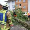 +++Update 20:30 Uhr+++Die Unwetter-Bilanz der Allgäuer Polizei: Zunächst die wichtigste Nachricht! "Personenschäden sind bisher nicht bekannt geworden", heißt es im vorläufigen Polizeibericht zu den Unwettern am Pfingst-Sonntag. Über 50 Einsätze gab es für Polizei und Feuerwehr im Bereich des Polizeipräsidiums Schwaben Süd-West, die meisten zwischen 15 und 16 Uhr.
[embedcode=y8dp632ks9f][/embedcode]Ikarus-Festival sicherheitshalber unterbrochenAuswirkung hatte die Unwetterwarnung auch auf das "IKARUS-Festival" im Bereich des Allgäu Airports in Memmingen. Die Veranstaltung aus Sicherheitsgründen unterbrochen. Für gut eine Stunde spielten keine Bands und DJ's. Die Gäste wurden gebeten sich nicht zu ihren Zelten, sondern - als sicherere Variante - in ihre Autos zu begeben. Einige Gäste sind daraufhin abgereist. Letztlich blieb die Region aber glücklicherweise, außer stärkerem Regen, von schwereren Unwetterauswirkungen verschont. Ab 16 Uhr begannen die DJ’s wieder zu spielen.Hier ein paar Einsatzhighlights, ohne Anspruch auf Vollständigkeit:In Biessenhofen blieb ein Auto in einer vollgelaufenen Unterführung stecken, die Personen wurden unverletzt von der Feuerwehr befreit.In Immenstadt blieben die Gondeln der Mittagbahn aufgrund der Unwetters stehen, 4 Personen wurden unverletzt herausgeholt.Im Westallgäu, Bereich Weiler-Simmerberg, fiel eine große Menge an relativ kleinkörnigem Hagel. Straßen und Flächen wirkten schneebedeckt. Schäden wurden dadurch nicht gemeldet.Im Bereich Waltenhofen bei Schwangau schlug der Blitz in ein Gebäude. Rauchentwicklung wurde mitgeteilt - die Feuerwehr meldete aber nur geringe Beschädigungen.[embedcode=aouuya2c7fk][/embedcode]
Ursprungsmeldung:DieUnwetter-Warnung des Deutschen Wetter-Dienstes (DWD) hat sich einmal mehr bewahrheitet: Ein starkes Gewitter, teils mit Starkregen und Hagel, fegte am Nachmittag des Pfingstsonntag durch das Allgäu. Während manche Ortschaften verschont blieben, war beispielsweise in Immenstadt die Feuerwehr mehrfach im Einsatz. Ein Baum ist auf ein Auto gekracht. Mehrere Bäume sind umgefallen. An einer Immenstädter Kirche hat es Ziegeln vom Dach geweht.Westallgäu: Hagel!In Wangen im Westallgäu hat es gehagelt, auch hier mehrere Feuerwehr-Einsätze. Der Hagel hat Wangen zum Teil in eine Art "Winterlandschaft" verwandelt.Das sagt die Polizei:Die Einsatzzentrale der Polizei hat gegenüberall-in.de bestätigt, dass es vor allem im südlichen Oberallgäu und im Westallgäu einige Einsätze gab mit einem Schwerpunkt auf den Regionen Immenstadt, Waltenhofen und Wangen. Es sei "lange ziemlich zuggegangen", so ein Polizeisprecher, jetzt würde sich die Lage aber beruhigen. Genauere Angaben zu den Einsätzen hat die Polizei noch nicht gemacht, mit ausführlicheren Informationen wird im Laufe des Abends gerechnet. Ikarus unterbrochen - sicherheitshalber!Die Veranstalter haben das Ikarus-Festival in Memmingen aus Sicherheitsgründen bis ca. 17 Uhr unterbrochen. Besucherinnen und Besucher wurden gebeten, den Anweisungen Folge zu leisten und sich in Sicherheit zu bringen.
[embedcode=ul8a8ens10r][/embedcode]