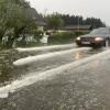 +++Update 20:30 Uhr+++Die Unwetter-Bilanz der Allgäuer Polizei: Zunächst die wichtigste Nachricht! "Personenschäden sind bisher nicht bekannt geworden", heißt es im vorläufigen Polizeibericht zu den Unwettern am Pfingst-Sonntag. Über 50 Einsätze gab es für Polizei und Feuerwehr im Bereich des Polizeipräsidiums Schwaben Süd-West, die meisten zwischen 15 und 16 Uhr.
[embedcode=y8dp632ks9f][/embedcode]Ikarus-Festival sicherheitshalber unterbrochenAuswirkung hatte die Unwetterwarnung auch auf das "IKARUS-Festival" im Bereich des Allgäu Airports in Memmingen. Die Veranstaltung aus Sicherheitsgründen unterbrochen. Für gut eine Stunde spielten keine Bands und DJ's. Die Gäste wurden gebeten sich nicht zu ihren Zelten, sondern - als sicherere Variante - in ihre Autos zu begeben. Einige Gäste sind daraufhin abgereist. Letztlich blieb die Region aber glücklicherweise, außer stärkerem Regen, von schwereren Unwetterauswirkungen verschont. Ab 16 Uhr begannen die DJ’s wieder zu spielen.Hier ein paar Einsatzhighlights, ohne Anspruch auf Vollständigkeit:In Biessenhofen blieb ein Auto in einer vollgelaufenen Unterführung stecken, die Personen wurden unverletzt von der Feuerwehr befreit.In Immenstadt blieben die Gondeln der Mittagbahn aufgrund der Unwetters stehen, 4 Personen wurden unverletzt herausgeholt.Im Westallgäu, Bereich Weiler-Simmerberg, fiel eine große Menge an relativ kleinkörnigem Hagel. Straßen und Flächen wirkten schneebedeckt. Schäden wurden dadurch nicht gemeldet.Im Bereich Waltenhofen bei Schwangau schlug der Blitz in ein Gebäude. Rauchentwicklung wurde mitgeteilt - die Feuerwehr meldete aber nur geringe Beschädigungen.[embedcode=aouuya2c7fk][/embedcode]
Ursprungsmeldung:DieUnwetter-Warnung des Deutschen Wetter-Dienstes (DWD) hat sich einmal mehr bewahrheitet: Ein starkes Gewitter, teils mit Starkregen und Hagel, fegte am Nachmittag des Pfingstsonntag durch das Allgäu. Während manche Ortschaften verschont blieben, war beispielsweise in Immenstadt die Feuerwehr mehrfach im Einsatz. Ein Baum ist auf ein Auto gekracht. Mehrere Bäume sind umgefallen. An einer Immenstädter Kirche hat es Ziegeln vom Dach geweht.Westallgäu: Hagel!In Wangen im Westallgäu hat es gehagelt, auch hier mehrere Feuerwehr-Einsätze. Der Hagel hat Wangen zum Teil in eine Art "Winterlandschaft" verwandelt.Das sagt die Polizei:Die Einsatzzentrale der Polizei hat gegenüberall-in.de bestätigt, dass es vor allem im südlichen Oberallgäu und im Westallgäu einige Einsätze gab mit einem Schwerpunkt auf den Regionen Immenstadt, Waltenhofen und Wangen. Es sei "lange ziemlich zuggegangen", so ein Polizeisprecher, jetzt würde sich die Lage aber beruhigen. Genauere Angaben zu den Einsätzen hat die Polizei noch nicht gemacht, mit ausführlicheren Informationen wird im Laufe des Abends gerechnet. Ikarus unterbrochen - sicherheitshalber!Die Veranstalter haben das Ikarus-Festival in Memmingen aus Sicherheitsgründen bis ca. 17 Uhr unterbrochen. Besucherinnen und Besucher wurden gebeten, den Anweisungen Folge zu leisten und sich in Sicherheit zu bringen.
[embedcode=ul8a8ens10r][/embedcode]