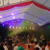 In Schießen bei Roggenburg (Landkreis Neu-Ulm) hat am Freitag das Heidewitzka-Festival begonnen. Nachdem das Festival pandemiebedingt mehrfach verschoben werden musste, kann das "Heidewitzka" in diesem Jahr vom 10. Juni bis zum 18. Juni stattfinden. Los ging es mit einem Konzert der Kastelruther Spatzen am Freitag gefolgt von der "Volksrockparty 1", unter anderem mit den Dorfrockern, am Samstag. 
[embedcode=7mv3jvgelm5][/embedcode]