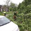+++Update 20:30 Uhr+++Die Unwetter-Bilanz der Allgäuer Polizei: Zunächst die wichtigste Nachricht! "Personenschäden sind bisher nicht bekannt geworden", heißt es im vorläufigen Polizeibericht zu den Unwettern am Pfingst-Sonntag. Über 50 Einsätze gab es für Polizei und Feuerwehr im Bereich des Polizeipräsidiums Schwaben Süd-West, die meisten zwischen 15 und 16 Uhr.
[embedcode=y8dp632ks9f][/embedcode]Ikarus-Festival sicherheitshalber unterbrochenAuswirkung hatte die Unwetterwarnung auch auf das "IKARUS-Festival" im Bereich des Allgäu Airports in Memmingen. Die Veranstaltung aus Sicherheitsgründen unterbrochen. Für gut eine Stunde spielten keine Bands und DJ's. Die Gäste wurden gebeten sich nicht zu ihren Zelten, sondern - als sicherere Variante - in ihre Autos zu begeben. Einige Gäste sind daraufhin abgereist. Letztlich blieb die Region aber glücklicherweise, außer stärkerem Regen, von schwereren Unwetterauswirkungen verschont. Ab 16 Uhr begannen die DJ’s wieder zu spielen.Hier ein paar Einsatzhighlights, ohne Anspruch auf Vollständigkeit:In Biessenhofen blieb ein Auto in einer vollgelaufenen Unterführung stecken, die Personen wurden unverletzt von der Feuerwehr befreit.In Immenstadt blieben die Gondeln der Mittagbahn aufgrund der Unwetters stehen, 4 Personen wurden unverletzt herausgeholt.Im Westallgäu, Bereich Weiler-Simmerberg, fiel eine große Menge an relativ kleinkörnigem Hagel. Straßen und Flächen wirkten schneebedeckt. Schäden wurden dadurch nicht gemeldet.Im Bereich Waltenhofen bei Schwangau schlug der Blitz in ein Gebäude. Rauchentwicklung wurde mitgeteilt - die Feuerwehr meldete aber nur geringe Beschädigungen.[embedcode=aouuya2c7fk][/embedcode]
Ursprungsmeldung:DieUnwetter-Warnung des Deutschen Wetter-Dienstes (DWD) hat sich einmal mehr bewahrheitet: Ein starkes Gewitter, teils mit Starkregen und Hagel, fegte am Nachmittag des Pfingstsonntag durch das Allgäu. Während manche Ortschaften verschont blieben, war beispielsweise in Immenstadt die Feuerwehr mehrfach im Einsatz. Ein Baum ist auf ein Auto gekracht. Mehrere Bäume sind umgefallen. An einer Immenstädter Kirche hat es Ziegeln vom Dach geweht.Westallgäu: Hagel!In Wangen im Westallgäu hat es gehagelt, auch hier mehrere Feuerwehr-Einsätze. Der Hagel hat Wangen zum Teil in eine Art "Winterlandschaft" verwandelt.Das sagt die Polizei:Die Einsatzzentrale der Polizei hat gegenüberall-in.de bestätigt, dass es vor allem im südlichen Oberallgäu und im Westallgäu einige Einsätze gab mit einem Schwerpunkt auf den Regionen Immenstadt, Waltenhofen und Wangen. Es sei "lange ziemlich zuggegangen", so ein Polizeisprecher, jetzt würde sich die Lage aber beruhigen. Genauere Angaben zu den Einsätzen hat die Polizei noch nicht gemacht, mit ausführlicheren Informationen wird im Laufe des Abends gerechnet. Ikarus unterbrochen - sicherheitshalber!Die Veranstalter haben das Ikarus-Festival in Memmingen aus Sicherheitsgründen bis ca. 17 Uhr unterbrochen. Besucherinnen und Besucher wurden gebeten, den Anweisungen Folge zu leisten und sich in Sicherheit zu bringen.
[embedcode=ul8a8ens10r][/embedcode]