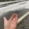 +++Update 20:30 Uhr+++Die Unwetter-Bilanz der Allgäuer Polizei: Zunächst die wichtigste Nachricht! "Personenschäden sind bisher nicht bekannt geworden", heißt es im vorläufigen Polizeibericht zu den Unwettern am Pfingst-Sonntag. Über 50 Einsätze gab es für Polizei und Feuerwehr im Bereich des Polizeipräsidiums Schwaben Süd-West, die meisten zwischen 15 und 16 Uhr.
[embedcode=y8dp632ks9f][/embedcode]Ikarus-Festival sicherheitshalber unterbrochenAuswirkung hatte die Unwetterwarnung auch auf das "IKARUS-Festival" im Bereich des Allgäu Airports in Memmingen. Die Veranstaltung aus Sicherheitsgründen unterbrochen. Für gut eine Stunde spielten keine Bands und DJ's. Die Gäste wurden gebeten sich nicht zu ihren Zelten, sondern - als sicherere Variante - in ihre Autos zu begeben. Einige Gäste sind daraufhin abgereist. Letztlich blieb die Region aber glücklicherweise, außer stärkerem Regen, von schwereren Unwetterauswirkungen verschont. Ab 16 Uhr begannen die DJ’s wieder zu spielen.Hier ein paar Einsatzhighlights, ohne Anspruch auf Vollständigkeit:In Biessenhofen blieb ein Auto in einer vollgelaufenen Unterführung stecken, die Personen wurden unverletzt von der Feuerwehr befreit.In Immenstadt blieben die Gondeln der Mittagbahn aufgrund der Unwetters stehen, 4 Personen wurden unverletzt herausgeholt.Im Westallgäu, Bereich Weiler-Simmerberg, fiel eine große Menge an relativ kleinkörnigem Hagel. Straßen und Flächen wirkten schneebedeckt. Schäden wurden dadurch nicht gemeldet.Im Bereich Waltenhofen bei Schwangau schlug der Blitz in ein Gebäude. Rauchentwicklung wurde mitgeteilt - die Feuerwehr meldete aber nur geringe Beschädigungen.[embedcode=aouuya2c7fk][/embedcode]
Ursprungsmeldung:DieUnwetter-Warnung des Deutschen Wetter-Dienstes (DWD) hat sich einmal mehr bewahrheitet: Ein starkes Gewitter, teils mit Starkregen und Hagel, fegte am Nachmittag des Pfingstsonntag durch das Allgäu. Während manche Ortschaften verschont blieben, war beispielsweise in Immenstadt die Feuerwehr mehrfach im Einsatz. Ein Baum ist auf ein Auto gekracht. Mehrere Bäume sind umgefallen. An einer Immenstädter Kirche hat es Ziegeln vom Dach geweht.Westallgäu: Hagel!In Wangen im Westallgäu hat es gehagelt, auch hier mehrere Feuerwehr-Einsätze. Der Hagel hat Wangen zum Teil in eine Art "Winterlandschaft" verwandelt.Das sagt die Polizei:Die Einsatzzentrale der Polizei hat gegenüberall-in.de bestätigt, dass es vor allem im südlichen Oberallgäu und im Westallgäu einige Einsätze gab mit einem Schwerpunkt auf den Regionen Immenstadt, Waltenhofen und Wangen. Es sei "lange ziemlich zuggegangen", so ein Polizeisprecher, jetzt würde sich die Lage aber beruhigen. Genauere Angaben zu den Einsätzen hat die Polizei noch nicht gemacht, mit ausführlicheren Informationen wird im Laufe des Abends gerechnet. Ikarus unterbrochen - sicherheitshalber!Die Veranstalter haben das Ikarus-Festival in Memmingen aus Sicherheitsgründen bis ca. 17 Uhr unterbrochen. Besucherinnen und Besucher wurden gebeten, den Anweisungen Folge zu leisten und sich in Sicherheit zu bringen.
[embedcode=ul8a8ens10r][/embedcode]