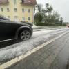 +++Update 20:30 Uhr+++Die Unwetter-Bilanz der Allgäuer Polizei: Zunächst die wichtigste Nachricht! "Personenschäden sind bisher nicht bekannt geworden", heißt es im vorläufigen Polizeibericht zu den Unwettern am Pfingst-Sonntag. Über 50 Einsätze gab es für Polizei und Feuerwehr im Bereich des Polizeipräsidiums Schwaben Süd-West, die meisten zwischen 15 und 16 Uhr.
[embedcode=y8dp632ks9f][/embedcode]Ikarus-Festival sicherheitshalber unterbrochenAuswirkung hatte die Unwetterwarnung auch auf das "IKARUS-Festival" im Bereich des Allgäu Airports in Memmingen. Die Veranstaltung aus Sicherheitsgründen unterbrochen. Für gut eine Stunde spielten keine Bands und DJ's. Die Gäste wurden gebeten sich nicht zu ihren Zelten, sondern - als sicherere Variante - in ihre Autos zu begeben. Einige Gäste sind daraufhin abgereist. Letztlich blieb die Region aber glücklicherweise, außer stärkerem Regen, von schwereren Unwetterauswirkungen verschont. Ab 16 Uhr begannen die DJ’s wieder zu spielen.Hier ein paar Einsatzhighlights, ohne Anspruch auf Vollständigkeit:In Biessenhofen blieb ein Auto in einer vollgelaufenen Unterführung stecken, die Personen wurden unverletzt von der Feuerwehr befreit.In Immenstadt blieben die Gondeln der Mittagbahn aufgrund der Unwetters stehen, 4 Personen wurden unverletzt herausgeholt.Im Westallgäu, Bereich Weiler-Simmerberg, fiel eine große Menge an relativ kleinkörnigem Hagel. Straßen und Flächen wirkten schneebedeckt. Schäden wurden dadurch nicht gemeldet.Im Bereich Waltenhofen bei Schwangau schlug der Blitz in ein Gebäude. Rauchentwicklung wurde mitgeteilt - die Feuerwehr meldete aber nur geringe Beschädigungen.[embedcode=aouuya2c7fk][/embedcode]
Ursprungsmeldung:DieUnwetter-Warnung des Deutschen Wetter-Dienstes (DWD) hat sich einmal mehr bewahrheitet: Ein starkes Gewitter, teils mit Starkregen und Hagel, fegte am Nachmittag des Pfingstsonntag durch das Allgäu. Während manche Ortschaften verschont blieben, war beispielsweise in Immenstadt die Feuerwehr mehrfach im Einsatz. Ein Baum ist auf ein Auto gekracht. Mehrere Bäume sind umgefallen. An einer Immenstädter Kirche hat es Ziegeln vom Dach geweht.Westallgäu: Hagel!In Wangen im Westallgäu hat es gehagelt, auch hier mehrere Feuerwehr-Einsätze. Der Hagel hat Wangen zum Teil in eine Art "Winterlandschaft" verwandelt.Das sagt die Polizei:Die Einsatzzentrale der Polizei hat gegenüberall-in.de bestätigt, dass es vor allem im südlichen Oberallgäu und im Westallgäu einige Einsätze gab mit einem Schwerpunkt auf den Regionen Immenstadt, Waltenhofen und Wangen. Es sei "lange ziemlich zuggegangen", so ein Polizeisprecher, jetzt würde sich die Lage aber beruhigen. Genauere Angaben zu den Einsätzen hat die Polizei noch nicht gemacht, mit ausführlicheren Informationen wird im Laufe des Abends gerechnet. Ikarus unterbrochen - sicherheitshalber!Die Veranstalter haben das Ikarus-Festival in Memmingen aus Sicherheitsgründen bis ca. 17 Uhr unterbrochen. Besucherinnen und Besucher wurden gebeten, den Anweisungen Folge zu leisten und sich in Sicherheit zu bringen.
[embedcode=ul8a8ens10r][/embedcode]