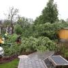 +++Update 20:30 Uhr+++Die Unwetter-Bilanz der Allgäuer Polizei: Zunächst die wichtigste Nachricht! "Personenschäden sind bisher nicht bekannt geworden", heißt es im vorläufigen Polizeibericht zu den Unwettern am Pfingst-Sonntag. Über 50 Einsätze gab es für Polizei und Feuerwehr im Bereich des Polizeipräsidiums Schwaben Süd-West, die meisten zwischen 15 und 16 Uhr.
[embedcode=y8dp632ks9f][/embedcode]Ikarus-Festival sicherheitshalber unterbrochenAuswirkung hatte die Unwetterwarnung auch auf das "IKARUS-Festival" im Bereich des Allgäu Airports in Memmingen. Die Veranstaltung aus Sicherheitsgründen unterbrochen. Für gut eine Stunde spielten keine Bands und DJ's. Die Gäste wurden gebeten sich nicht zu ihren Zelten, sondern - als sicherere Variante - in ihre Autos zu begeben. Einige Gäste sind daraufhin abgereist. Letztlich blieb die Region aber glücklicherweise, außer stärkerem Regen, von schwereren Unwetterauswirkungen verschont. Ab 16 Uhr begannen die DJ’s wieder zu spielen.Hier ein paar Einsatzhighlights, ohne Anspruch auf Vollständigkeit:In Biessenhofen blieb ein Auto in einer vollgelaufenen Unterführung stecken, die Personen wurden unverletzt von der Feuerwehr befreit.In Immenstadt blieben die Gondeln der Mittagbahn aufgrund der Unwetters stehen, 4 Personen wurden unverletzt herausgeholt.Im Westallgäu, Bereich Weiler-Simmerberg, fiel eine große Menge an relativ kleinkörnigem Hagel. Straßen und Flächen wirkten schneebedeckt. Schäden wurden dadurch nicht gemeldet.Im Bereich Waltenhofen bei Schwangau schlug der Blitz in ein Gebäude. Rauchentwicklung wurde mitgeteilt - die Feuerwehr meldete aber nur geringe Beschädigungen.[embedcode=aouuya2c7fk][/embedcode]
Ursprungsmeldung:DieUnwetter-Warnung des Deutschen Wetter-Dienstes (DWD) hat sich einmal mehr bewahrheitet: Ein starkes Gewitter, teils mit Starkregen und Hagel, fegte am Nachmittag des Pfingstsonntag durch das Allgäu. Während manche Ortschaften verschont blieben, war beispielsweise in Immenstadt die Feuerwehr mehrfach im Einsatz. Ein Baum ist auf ein Auto gekracht. Mehrere Bäume sind umgefallen. An einer Immenstädter Kirche hat es Ziegeln vom Dach geweht.Westallgäu: Hagel!In Wangen im Westallgäu hat es gehagelt, auch hier mehrere Feuerwehr-Einsätze. Der Hagel hat Wangen zum Teil in eine Art "Winterlandschaft" verwandelt.Das sagt die Polizei:Die Einsatzzentrale der Polizei hat gegenüberall-in.de bestätigt, dass es vor allem im südlichen Oberallgäu und im Westallgäu einige Einsätze gab mit einem Schwerpunkt auf den Regionen Immenstadt, Waltenhofen und Wangen. Es sei "lange ziemlich zuggegangen", so ein Polizeisprecher, jetzt würde sich die Lage aber beruhigen. Genauere Angaben zu den Einsätzen hat die Polizei noch nicht gemacht, mit ausführlicheren Informationen wird im Laufe des Abends gerechnet. Ikarus unterbrochen - sicherheitshalber!Die Veranstalter haben das Ikarus-Festival in Memmingen aus Sicherheitsgründen bis ca. 17 Uhr unterbrochen. Besucherinnen und Besucher wurden gebeten, den Anweisungen Folge zu leisten und sich in Sicherheit zu bringen.
[embedcode=ul8a8ens10r][/embedcode]