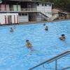 Zum Abschluss der letzten Freibadsaison vor dem Umbau hat es am Samstag eine Abschlussparty gegeben. Das Programm für das Freibadfest endete jedoch früher: Aufgrund der unsicheren Wetterprognose für den Abend haben die Verantwortlichen entschieden, die ab 18 Uhr geplante Pool-Party mit DJ abzusagen.
Buntes ProgrammGeboten wurde zum Beispiel Wassergymnastik, Schnuppertauchen, Aqua-Zumba oder Kanu-Schnuppern. Oberbürgermeister Manfred Schilder begrüßte die Gäste, die leider, auf Grund der Wettevorhersage, erst Mittags mit dem Sonnenschein kamen. Hier sehen Sie die Bilder zur Abschlussparty.