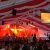 In Schießen bei Roggenburg (Landkreis Neu-Ulm) hat am Freitag das Heidewitzka-Festival begonnen. Nachdem das Festival pandemiebedingt mehrfach verschoben werden musste, kann das "Heidewitzka" in diesem Jahr vom 10. Juni bis zum 18. Juni stattfinden. Los ging es mit einem Konzert der Kastelruther Spatzen am Freitag gefolgt von der "Volksrockparty 1", unter anderem mit den Dorfrockern, am Samstag. 
[embedcode=7mv3jvgelm5][/embedcode]