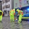 +++Update 20:30 Uhr+++Die Unwetter-Bilanz der Allgäuer Polizei: Zunächst die wichtigste Nachricht! "Personenschäden sind bisher nicht bekannt geworden", heißt es im vorläufigen Polizeibericht zu den Unwettern am Pfingst-Sonntag. Über 50 Einsätze gab es für Polizei und Feuerwehr im Bereich des Polizeipräsidiums Schwaben Süd-West, die meisten zwischen 15 und 16 Uhr.
[embedcode=y8dp632ks9f][/embedcode]Ikarus-Festival sicherheitshalber unterbrochenAuswirkung hatte die Unwetterwarnung auch auf das "IKARUS-Festival" im Bereich des Allgäu Airports in Memmingen. Die Veranstaltung aus Sicherheitsgründen unterbrochen. Für gut eine Stunde spielten keine Bands und DJ's. Die Gäste wurden gebeten sich nicht zu ihren Zelten, sondern - als sicherere Variante - in ihre Autos zu begeben. Einige Gäste sind daraufhin abgereist. Letztlich blieb die Region aber glücklicherweise, außer stärkerem Regen, von schwereren Unwetterauswirkungen verschont. Ab 16 Uhr begannen die DJ’s wieder zu spielen.Hier ein paar Einsatzhighlights, ohne Anspruch auf Vollständigkeit:In Biessenhofen blieb ein Auto in einer vollgelaufenen Unterführung stecken, die Personen wurden unverletzt von der Feuerwehr befreit.In Immenstadt blieben die Gondeln der Mittagbahn aufgrund der Unwetters stehen, 4 Personen wurden unverletzt herausgeholt.Im Westallgäu, Bereich Weiler-Simmerberg, fiel eine große Menge an relativ kleinkörnigem Hagel. Straßen und Flächen wirkten schneebedeckt. Schäden wurden dadurch nicht gemeldet.Im Bereich Waltenhofen bei Schwangau schlug der Blitz in ein Gebäude. Rauchentwicklung wurde mitgeteilt - die Feuerwehr meldete aber nur geringe Beschädigungen.[embedcode=aouuya2c7fk][/embedcode]
Ursprungsmeldung:DieUnwetter-Warnung des Deutschen Wetter-Dienstes (DWD) hat sich einmal mehr bewahrheitet: Ein starkes Gewitter, teils mit Starkregen und Hagel, fegte am Nachmittag des Pfingstsonntag durch das Allgäu. Während manche Ortschaften verschont blieben, war beispielsweise in Immenstadt die Feuerwehr mehrfach im Einsatz. Ein Baum ist auf ein Auto gekracht. Mehrere Bäume sind umgefallen. An einer Immenstädter Kirche hat es Ziegeln vom Dach geweht.Westallgäu: Hagel!In Wangen im Westallgäu hat es gehagelt, auch hier mehrere Feuerwehr-Einsätze. Der Hagel hat Wangen zum Teil in eine Art "Winterlandschaft" verwandelt.Das sagt die Polizei:Die Einsatzzentrale der Polizei hat gegenüberall-in.de bestätigt, dass es vor allem im südlichen Oberallgäu und im Westallgäu einige Einsätze gab mit einem Schwerpunkt auf den Regionen Immenstadt, Waltenhofen und Wangen. Es sei "lange ziemlich zuggegangen", so ein Polizeisprecher, jetzt würde sich die Lage aber beruhigen. Genauere Angaben zu den Einsätzen hat die Polizei noch nicht gemacht, mit ausführlicheren Informationen wird im Laufe des Abends gerechnet. Ikarus unterbrochen - sicherheitshalber!Die Veranstalter haben das Ikarus-Festival in Memmingen aus Sicherheitsgründen bis ca. 17 Uhr unterbrochen. Besucherinnen und Besucher wurden gebeten, den Anweisungen Folge zu leisten und sich in Sicherheit zu bringen.
[embedcode=ul8a8ens10r][/embedcode]