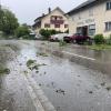 +++Update 20:30 Uhr+++Die Unwetter-Bilanz der Allgäuer Polizei: Zunächst die wichtigste Nachricht! "Personenschäden sind bisher nicht bekannt geworden", heißt es im vorläufigen Polizeibericht zu den Unwettern am Pfingst-Sonntag. Über 50 Einsätze gab es für Polizei und Feuerwehr im Bereich des Polizeipräsidiums Schwaben Süd-West, die meisten zwischen 15 und 16 Uhr.
[embedcode=y8dp632ks9f][/embedcode]Ikarus-Festival sicherheitshalber unterbrochenAuswirkung hatte die Unwetterwarnung auch auf das "IKARUS-Festival" im Bereich des Allgäu Airports in Memmingen. Die Veranstaltung aus Sicherheitsgründen unterbrochen. Für gut eine Stunde spielten keine Bands und DJ's. Die Gäste wurden gebeten sich nicht zu ihren Zelten, sondern - als sicherere Variante - in ihre Autos zu begeben. Einige Gäste sind daraufhin abgereist. Letztlich blieb die Region aber glücklicherweise, außer stärkerem Regen, von schwereren Unwetterauswirkungen verschont. Ab 16 Uhr begannen die DJ’s wieder zu spielen.Hier ein paar Einsatzhighlights, ohne Anspruch auf Vollständigkeit:In Biessenhofen blieb ein Auto in einer vollgelaufenen Unterführung stecken, die Personen wurden unverletzt von der Feuerwehr befreit.In Immenstadt blieben die Gondeln der Mittagbahn aufgrund der Unwetters stehen, 4 Personen wurden unverletzt herausgeholt.Im Westallgäu, Bereich Weiler-Simmerberg, fiel eine große Menge an relativ kleinkörnigem Hagel. Straßen und Flächen wirkten schneebedeckt. Schäden wurden dadurch nicht gemeldet.Im Bereich Waltenhofen bei Schwangau schlug der Blitz in ein Gebäude. Rauchentwicklung wurde mitgeteilt - die Feuerwehr meldete aber nur geringe Beschädigungen.[embedcode=aouuya2c7fk][/embedcode]
Ursprungsmeldung:DieUnwetter-Warnung des Deutschen Wetter-Dienstes (DWD) hat sich einmal mehr bewahrheitet: Ein starkes Gewitter, teils mit Starkregen und Hagel, fegte am Nachmittag des Pfingstsonntag durch das Allgäu. Während manche Ortschaften verschont blieben, war beispielsweise in Immenstadt die Feuerwehr mehrfach im Einsatz. Ein Baum ist auf ein Auto gekracht. Mehrere Bäume sind umgefallen. An einer Immenstädter Kirche hat es Ziegeln vom Dach geweht.Westallgäu: Hagel!In Wangen im Westallgäu hat es gehagelt, auch hier mehrere Feuerwehr-Einsätze. Der Hagel hat Wangen zum Teil in eine Art "Winterlandschaft" verwandelt.Das sagt die Polizei:Die Einsatzzentrale der Polizei hat gegenüberall-in.de bestätigt, dass es vor allem im südlichen Oberallgäu und im Westallgäu einige Einsätze gab mit einem Schwerpunkt auf den Regionen Immenstadt, Waltenhofen und Wangen. Es sei "lange ziemlich zuggegangen", so ein Polizeisprecher, jetzt würde sich die Lage aber beruhigen. Genauere Angaben zu den Einsätzen hat die Polizei noch nicht gemacht, mit ausführlicheren Informationen wird im Laufe des Abends gerechnet. Ikarus unterbrochen - sicherheitshalber!Die Veranstalter haben das Ikarus-Festival in Memmingen aus Sicherheitsgründen bis ca. 17 Uhr unterbrochen. Besucherinnen und Besucher wurden gebeten, den Anweisungen Folge zu leisten und sich in Sicherheit zu bringen.
[embedcode=ul8a8ens10r][/embedcode]