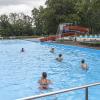 Zum Abschluss der letzten Freibadsaison vor dem Umbau hat es am Samstag eine Abschlussparty gegeben. Das Programm für das Freibadfest endete jedoch früher: Aufgrund der unsicheren Wetterprognose für den Abend haben die Verantwortlichen entschieden, die ab 18 Uhr geplante Pool-Party mit DJ abzusagen.
Buntes ProgrammGeboten wurde zum Beispiel Wassergymnastik, Schnuppertauchen, Aqua-Zumba oder Kanu-Schnuppern. Oberbürgermeister Manfred Schilder begrüßte die Gäste, die leider, auf Grund der Wettevorhersage, erst Mittags mit dem Sonnenschein kamen. Hier sehen Sie die Bilder zur Abschlussparty.