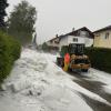 +++Update 20:30 Uhr+++Die Unwetter-Bilanz der Allgäuer Polizei: Zunächst die wichtigste Nachricht! "Personenschäden sind bisher nicht bekannt geworden", heißt es im vorläufigen Polizeibericht zu den Unwettern am Pfingst-Sonntag. Über 50 Einsätze gab es für Polizei und Feuerwehr im Bereich des Polizeipräsidiums Schwaben Süd-West, die meisten zwischen 15 und 16 Uhr.
[embedcode=y8dp632ks9f][/embedcode]Ikarus-Festival sicherheitshalber unterbrochenAuswirkung hatte die Unwetterwarnung auch auf das "IKARUS-Festival" im Bereich des Allgäu Airports in Memmingen. Die Veranstaltung aus Sicherheitsgründen unterbrochen. Für gut eine Stunde spielten keine Bands und DJ's. Die Gäste wurden gebeten sich nicht zu ihren Zelten, sondern - als sicherere Variante - in ihre Autos zu begeben. Einige Gäste sind daraufhin abgereist. Letztlich blieb die Region aber glücklicherweise, außer stärkerem Regen, von schwereren Unwetterauswirkungen verschont. Ab 16 Uhr begannen die DJ’s wieder zu spielen.Hier ein paar Einsatzhighlights, ohne Anspruch auf Vollständigkeit:In Biessenhofen blieb ein Auto in einer vollgelaufenen Unterführung stecken, die Personen wurden unverletzt von der Feuerwehr befreit.In Immenstadt blieben die Gondeln der Mittagbahn aufgrund der Unwetters stehen, 4 Personen wurden unverletzt herausgeholt.Im Westallgäu, Bereich Weiler-Simmerberg, fiel eine große Menge an relativ kleinkörnigem Hagel. Straßen und Flächen wirkten schneebedeckt. Schäden wurden dadurch nicht gemeldet.Im Bereich Waltenhofen bei Schwangau schlug der Blitz in ein Gebäude. Rauchentwicklung wurde mitgeteilt - die Feuerwehr meldete aber nur geringe Beschädigungen.[embedcode=aouuya2c7fk][/embedcode]
Ursprungsmeldung:DieUnwetter-Warnung des Deutschen Wetter-Dienstes (DWD) hat sich einmal mehr bewahrheitet: Ein starkes Gewitter, teils mit Starkregen und Hagel, fegte am Nachmittag des Pfingstsonntag durch das Allgäu. Während manche Ortschaften verschont blieben, war beispielsweise in Immenstadt die Feuerwehr mehrfach im Einsatz. Ein Baum ist auf ein Auto gekracht. Mehrere Bäume sind umgefallen. An einer Immenstädter Kirche hat es Ziegeln vom Dach geweht.Westallgäu: Hagel!In Wangen im Westallgäu hat es gehagelt, auch hier mehrere Feuerwehr-Einsätze. Der Hagel hat Wangen zum Teil in eine Art "Winterlandschaft" verwandelt.Das sagt die Polizei:Die Einsatzzentrale der Polizei hat gegenüberall-in.de bestätigt, dass es vor allem im südlichen Oberallgäu und im Westallgäu einige Einsätze gab mit einem Schwerpunkt auf den Regionen Immenstadt, Waltenhofen und Wangen. Es sei "lange ziemlich zuggegangen", so ein Polizeisprecher, jetzt würde sich die Lage aber beruhigen. Genauere Angaben zu den Einsätzen hat die Polizei noch nicht gemacht, mit ausführlicheren Informationen wird im Laufe des Abends gerechnet. Ikarus unterbrochen - sicherheitshalber!Die Veranstalter haben das Ikarus-Festival in Memmingen aus Sicherheitsgründen bis ca. 17 Uhr unterbrochen. Besucherinnen und Besucher wurden gebeten, den Anweisungen Folge zu leisten und sich in Sicherheit zu bringen.
[embedcode=ul8a8ens10r][/embedcode]
