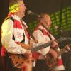 In Schießen bei Roggenburg (Landkreis Neu-Ulm) hat am Freitag das Heidewitzka-Festival begonnen. Nachdem das Festival pandemiebedingt mehrfach verschoben werden musste, kann das "Heidewitzka" in diesem Jahr vom 10. Juni bis zum 18. Juni stattfinden. Los ging es mit einem Konzert der Kastelruther Spatzen am Freitag gefolgt von der "Volksrockparty 1", unter anderem mit den Dorfrockern, am Samstag. 
[embedcode=7mv3jvgelm5][/embedcode]