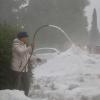 +++Update 20:30 Uhr+++Die Unwetter-Bilanz der Allgäuer Polizei: Zunächst die wichtigste Nachricht! "Personenschäden sind bisher nicht bekannt geworden", heißt es im vorläufigen Polizeibericht zu den Unwettern am Pfingst-Sonntag. Über 50 Einsätze gab es für Polizei und Feuerwehr im Bereich des Polizeipräsidiums Schwaben Süd-West, die meisten zwischen 15 und 16 Uhr.
[embedcode=y8dp632ks9f][/embedcode]Ikarus-Festival sicherheitshalber unterbrochenAuswirkung hatte die Unwetterwarnung auch auf das "IKARUS-Festival" im Bereich des Allgäu Airports in Memmingen. Die Veranstaltung aus Sicherheitsgründen unterbrochen. Für gut eine Stunde spielten keine Bands und DJ's. Die Gäste wurden gebeten sich nicht zu ihren Zelten, sondern - als sicherere Variante - in ihre Autos zu begeben. Einige Gäste sind daraufhin abgereist. Letztlich blieb die Region aber glücklicherweise, außer stärkerem Regen, von schwereren Unwetterauswirkungen verschont. Ab 16 Uhr begannen die DJ’s wieder zu spielen.Hier ein paar Einsatzhighlights, ohne Anspruch auf Vollständigkeit:In Biessenhofen blieb ein Auto in einer vollgelaufenen Unterführung stecken, die Personen wurden unverletzt von der Feuerwehr befreit.In Immenstadt blieben die Gondeln der Mittagbahn aufgrund der Unwetters stehen, 4 Personen wurden unverletzt herausgeholt.Im Westallgäu, Bereich Weiler-Simmerberg, fiel eine große Menge an relativ kleinkörnigem Hagel. Straßen und Flächen wirkten schneebedeckt. Schäden wurden dadurch nicht gemeldet.Im Bereich Waltenhofen bei Schwangau schlug der Blitz in ein Gebäude. Rauchentwicklung wurde mitgeteilt - die Feuerwehr meldete aber nur geringe Beschädigungen.[embedcode=aouuya2c7fk][/embedcode]
Ursprungsmeldung:DieUnwetter-Warnung des Deutschen Wetter-Dienstes (DWD) hat sich einmal mehr bewahrheitet: Ein starkes Gewitter, teils mit Starkregen und Hagel, fegte am Nachmittag des Pfingstsonntag durch das Allgäu. Während manche Ortschaften verschont blieben, war beispielsweise in Immenstadt die Feuerwehr mehrfach im Einsatz. Ein Baum ist auf ein Auto gekracht. Mehrere Bäume sind umgefallen. An einer Immenstädter Kirche hat es Ziegeln vom Dach geweht.Westallgäu: Hagel!In Wangen im Westallgäu hat es gehagelt, auch hier mehrere Feuerwehr-Einsätze. Der Hagel hat Wangen zum Teil in eine Art "Winterlandschaft" verwandelt.Das sagt die Polizei:Die Einsatzzentrale der Polizei hat gegenüberall-in.de bestätigt, dass es vor allem im südlichen Oberallgäu und im Westallgäu einige Einsätze gab mit einem Schwerpunkt auf den Regionen Immenstadt, Waltenhofen und Wangen. Es sei "lange ziemlich zuggegangen", so ein Polizeisprecher, jetzt würde sich die Lage aber beruhigen. Genauere Angaben zu den Einsätzen hat die Polizei noch nicht gemacht, mit ausführlicheren Informationen wird im Laufe des Abends gerechnet. Ikarus unterbrochen - sicherheitshalber!Die Veranstalter haben das Ikarus-Festival in Memmingen aus Sicherheitsgründen bis ca. 17 Uhr unterbrochen. Besucherinnen und Besucher wurden gebeten, den Anweisungen Folge zu leisten und sich in Sicherheit zu bringen.
[embedcode=ul8a8ens10r][/embedcode]