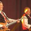 In Schießen bei Roggenburg (Landkreis Neu-Ulm) hat am Freitag das Heidewitzka-Festival begonnen. Nachdem das Festival pandemiebedingt mehrfach verschoben werden musste, kann das "Heidewitzka" in diesem Jahr vom 10. Juni bis zum 18. Juni stattfinden. Los ging es mit einem Konzert der Kastelruther Spatzen am Freitag gefolgt von der "Volksrockparty 1", unter anderem mit den Dorfrockern, am Samstag. 
[embedcode=7mv3jvgelm5][/embedcode]