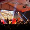 In Schießen bei Roggenburg (Landkreis Neu-Ulm) hat am Freitag das Heidewitzka-Festival begonnen. Nachdem das Festival pandemiebedingt mehrfach verschoben werden musste, kann das "Heidewitzka" in diesem Jahr vom 10. Juni bis zum 18. Juni stattfinden. Los ging es mit einem Konzert der Kastelruther Spatzen am Freitag gefolgt von der "Volksrockparty 1", unter anderem mit den Dorfrockern, am Samstag. 
[embedcode=7mv3jvgelm5][/embedcode]