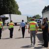 Vom 26. - 28. Juni 2022 treffen sich die G7 auf Schloss Elmau bei Garmisch Partenkirchen - Gipeltreffen der Staats- und Regierungschefs der bedeutendsten Industrienationen der westlichen Welt. Damit einher geht einer der größten Polizeieinsätze in Bayern der letzten Jahre. Unter anderem gibt es bereits jetzt (seit Montag) verstärkte Grenzkontrollen an der Grenze zu Österreich. Das soll die Einreise möglicher Gewalttäter und Terroristen aus dem Ausland verhindern.
[video]https://www.youtube.com/watch?v=2zBAGbCdUqk[/video]
 Stau und Blockabfertigung am PfändertunnelEine Kontrollstelle wurde auch auf der A96 im Bereich der Anschlussstelle Sigmarszell installiert. Aufgrund starken Verkehrs gibt es zeitweise kilometerlangen Rückstau nach Österreich auf die A14 Anschlussstelle Dornbirn Süd. Durch den Stau musste am Grenztunnel Pfändertunnel am Mittwoch eine Blockabfertigung eingerichtet werden. Auch auf allen Ausweichstrecken ist mit Stau und Kontrollen durch Bundespolizei und Zoll zu rechnen.